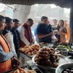 केंद्रीय मंत्री स्मृति ईरानी ने सड़क किनारे एक दुकान से सामान लेती हुईं