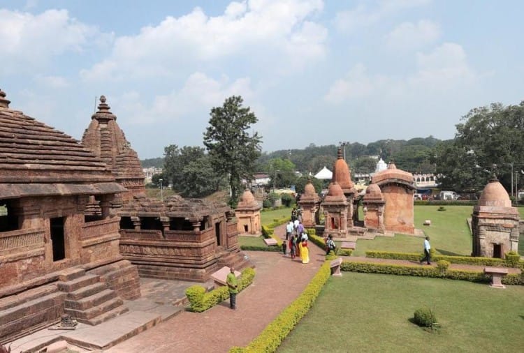 यहां बहती है भगवान शिव की पुत्री कही जाने वाली नदी, कुंड के चारों ओर बने  हुए अद्भुत मंदिर - Best Places To Visit In Madhya Pradesh Things To Do In  Amarkantak -