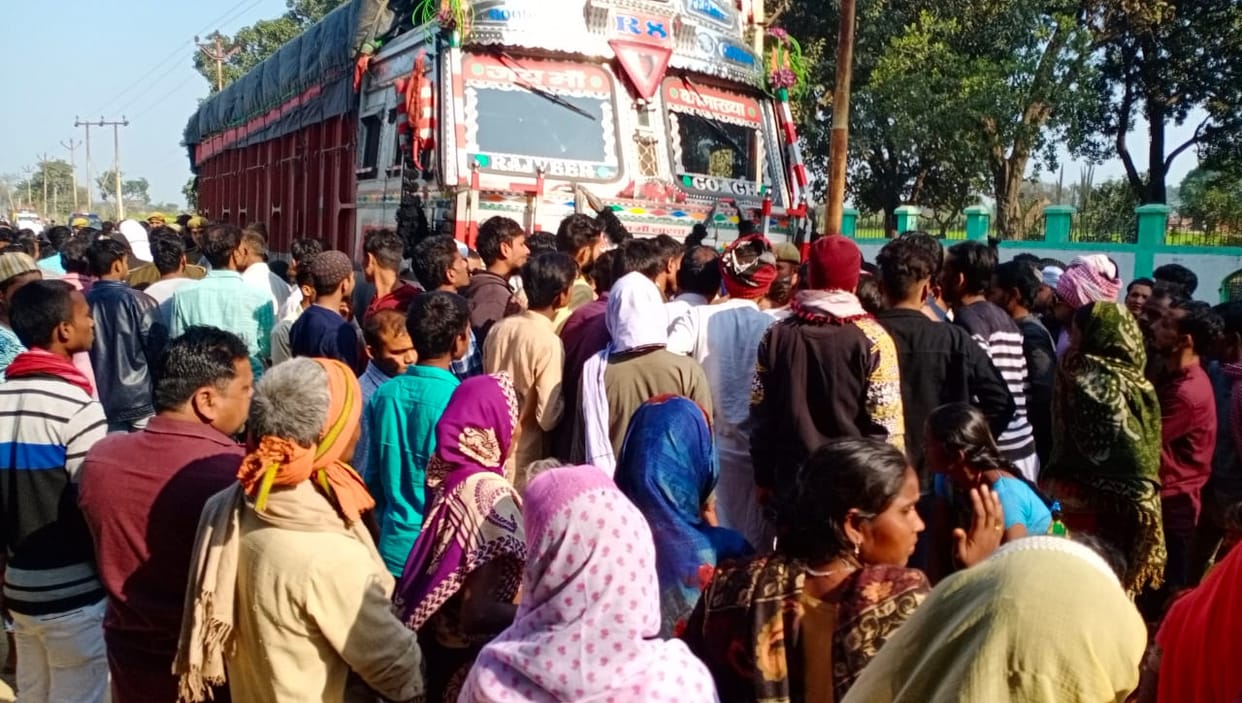 Kishore dies after being crushed by truck in Ghazipur, angry family blocked road