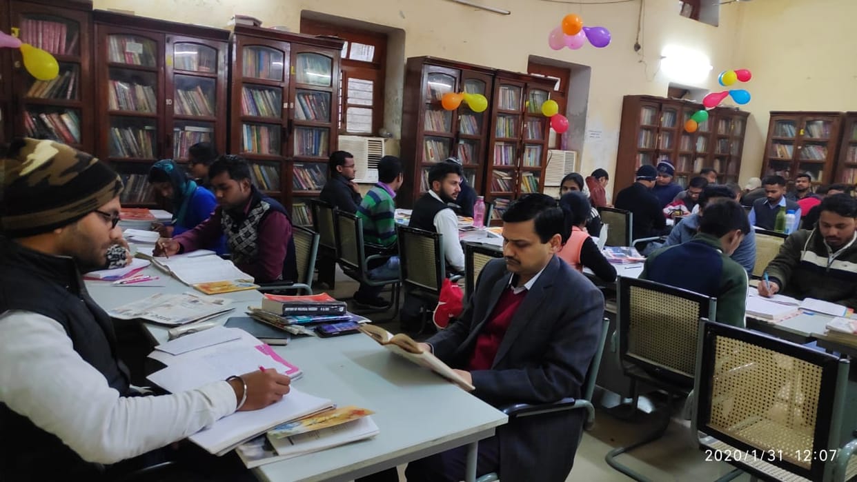 DM Varanasi reached to study with student, read book of Munshi Preamchand