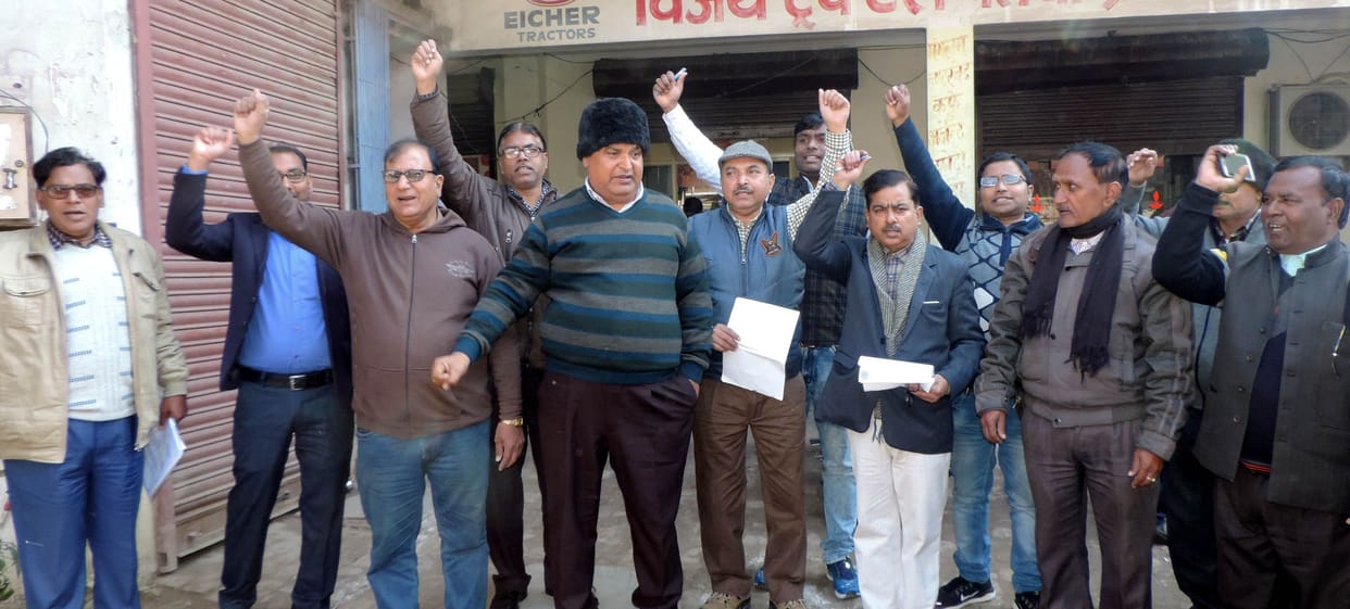 hadataal se bainkon mein latake taale, 70 karod ka lenaden prabhaavit