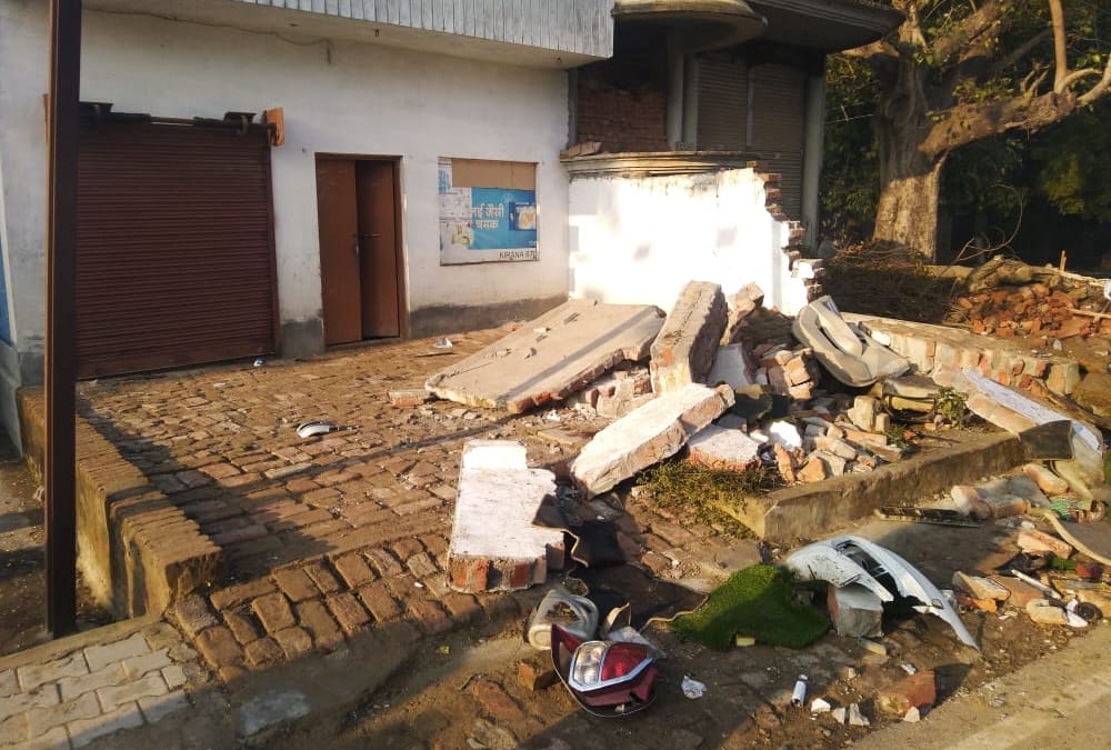 three died and three injured  in car accident in sitapur
