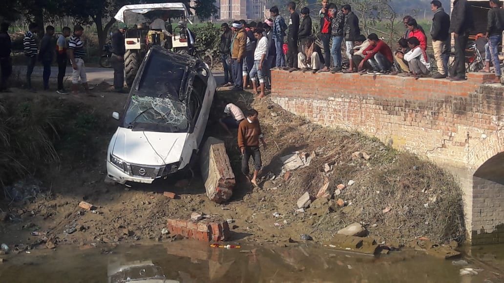 Car falls in canal, two baratis injured