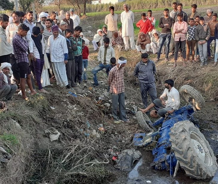 tractor trawli fall down in rajwaha, farmer died