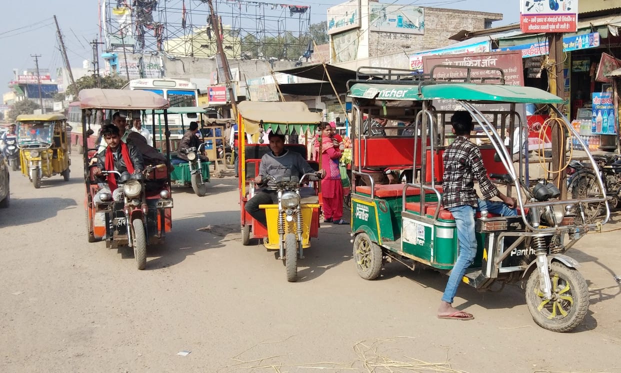 E-rickshaws are jammed in the city