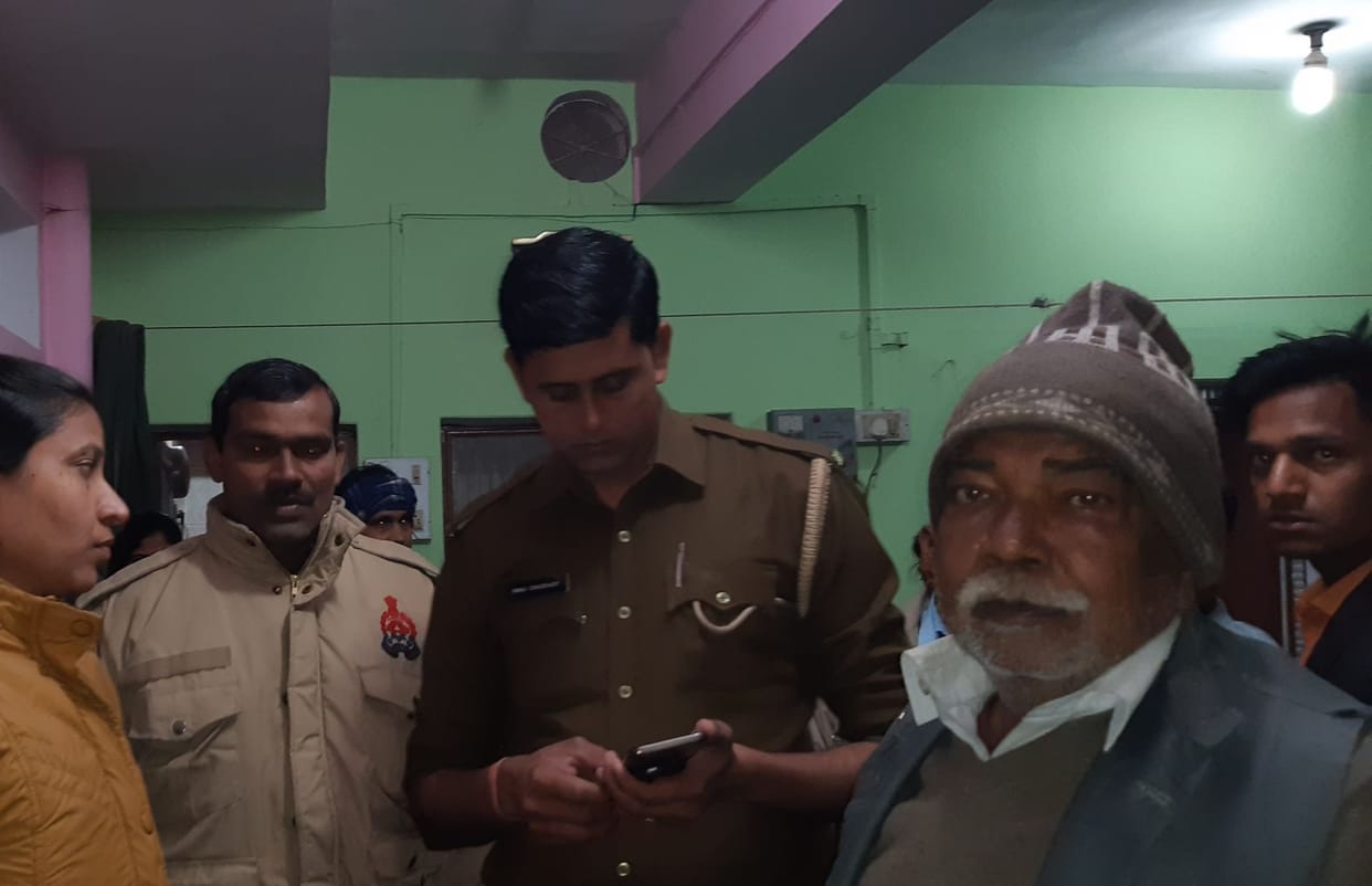 One lakh stolen including cash, jewelry from home