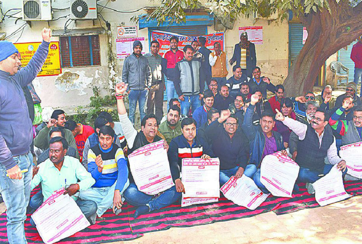 Business of 100 million affected on the first day Bank Strikes Kasganj