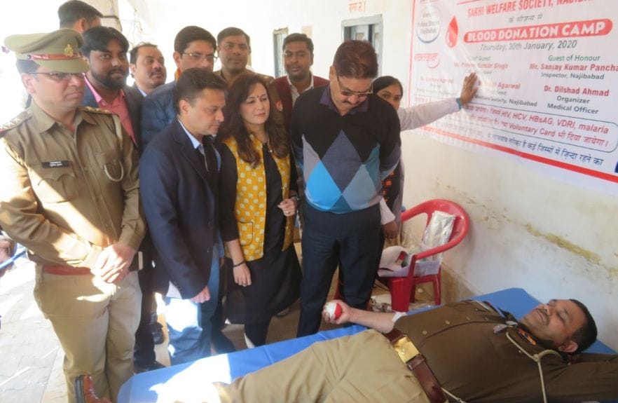 Policemen donated blood in Najibabad