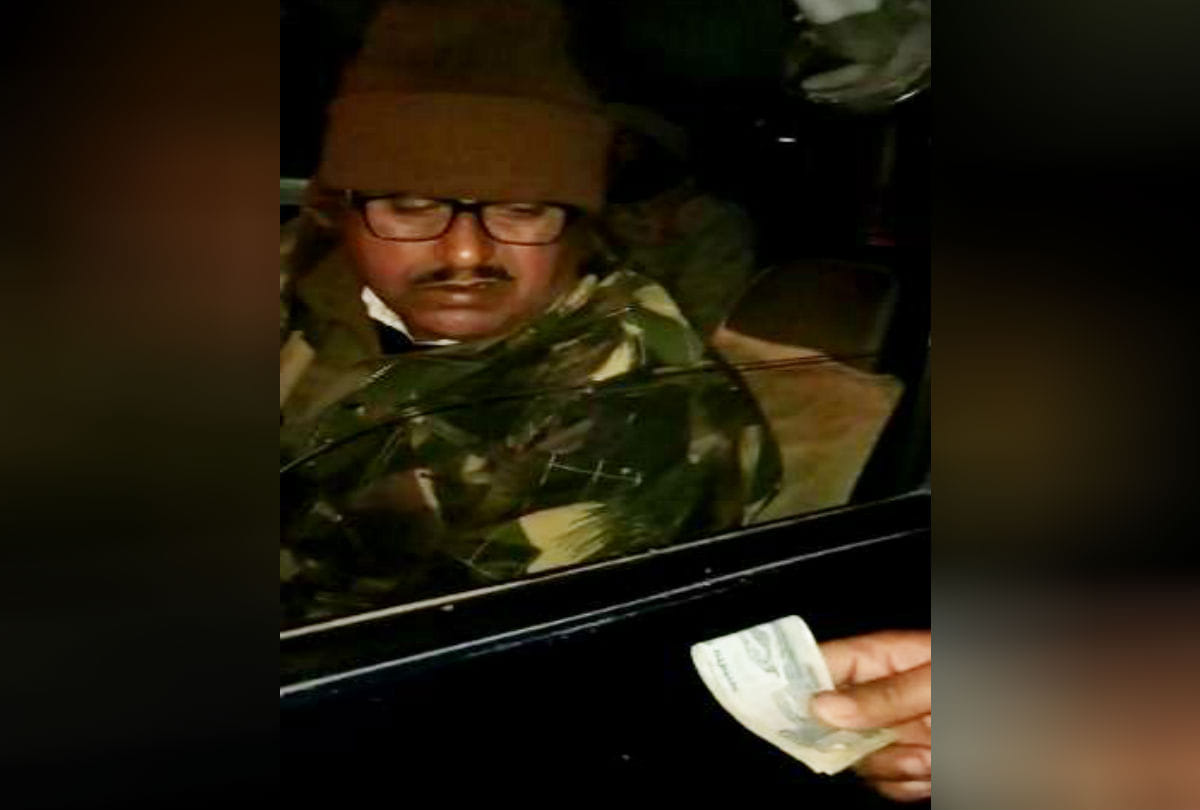 up police constable taking bribe video goes viral in firozabad