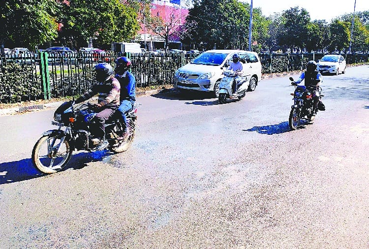 traffic challan on madhya marg for driving in wrong lane