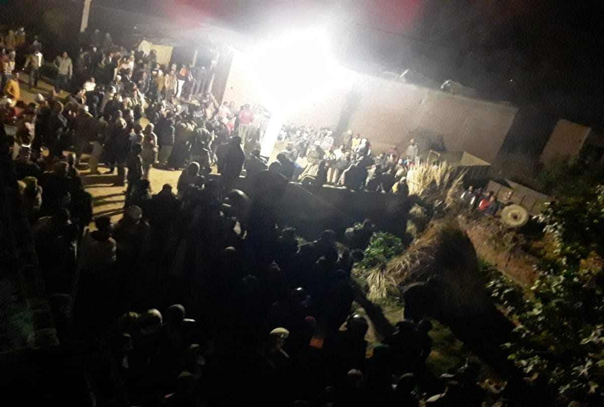 Uttar Pradesh (UP) Farrukhabad News : Crowd raged at 12.30 pm