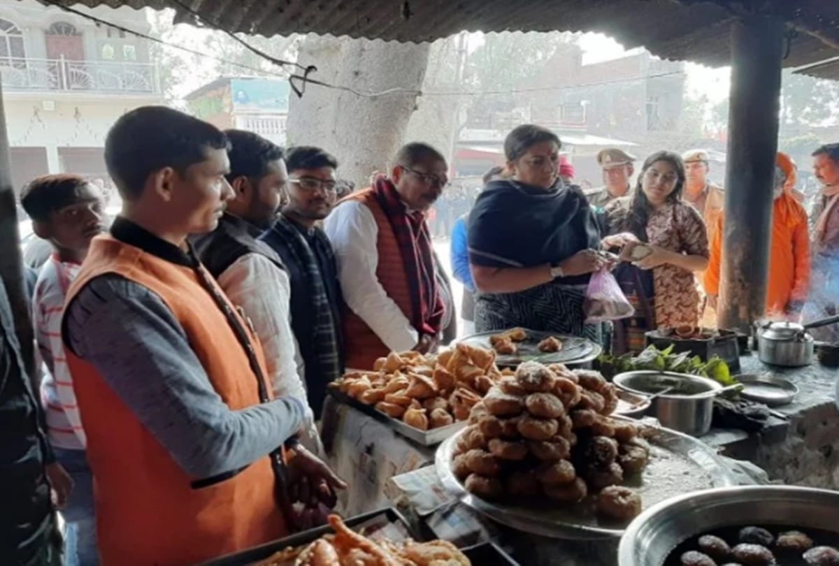 Smriti bought Samosa, Gujhiya and Baalshahi