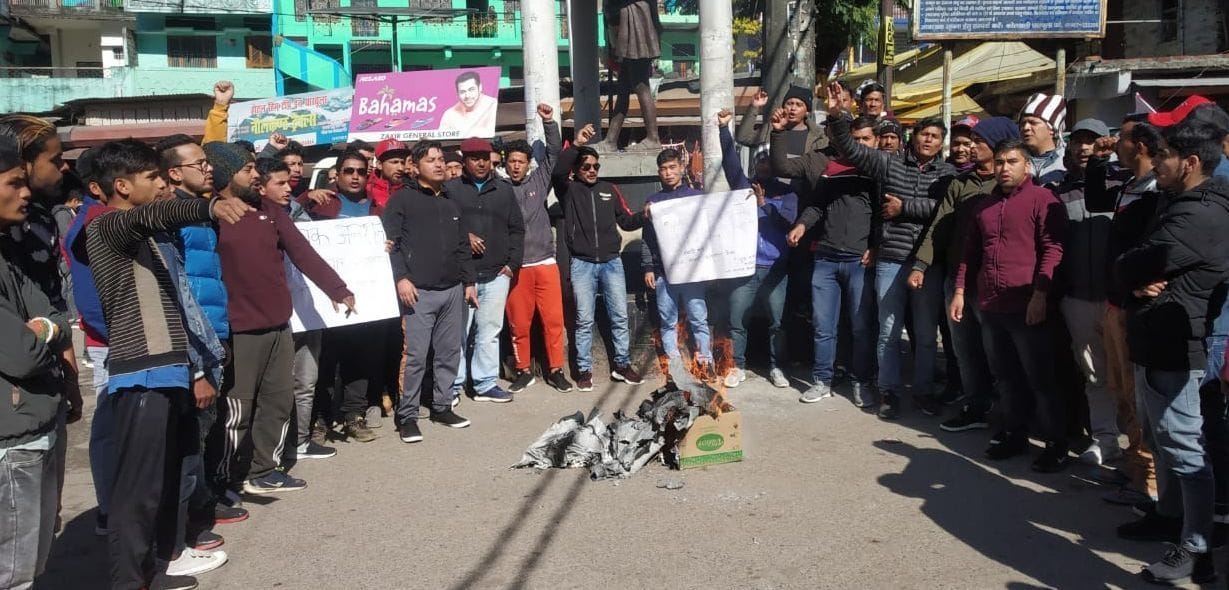Youth burnt effigy of government in Dharchula