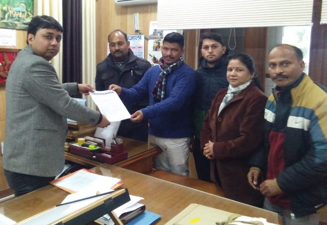 Businessmen protest against opening of shopping malls on holiday