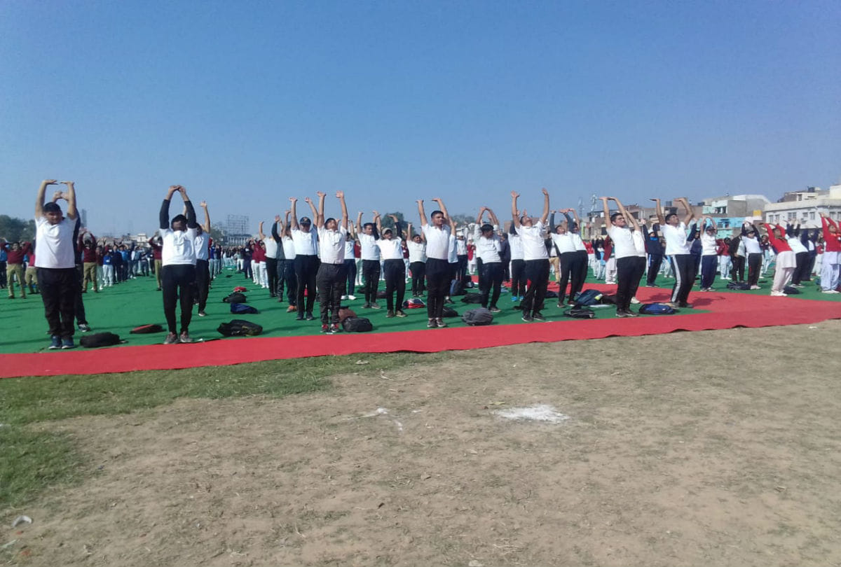 20 thousand youth did Surya Namaskar on Agra College ground