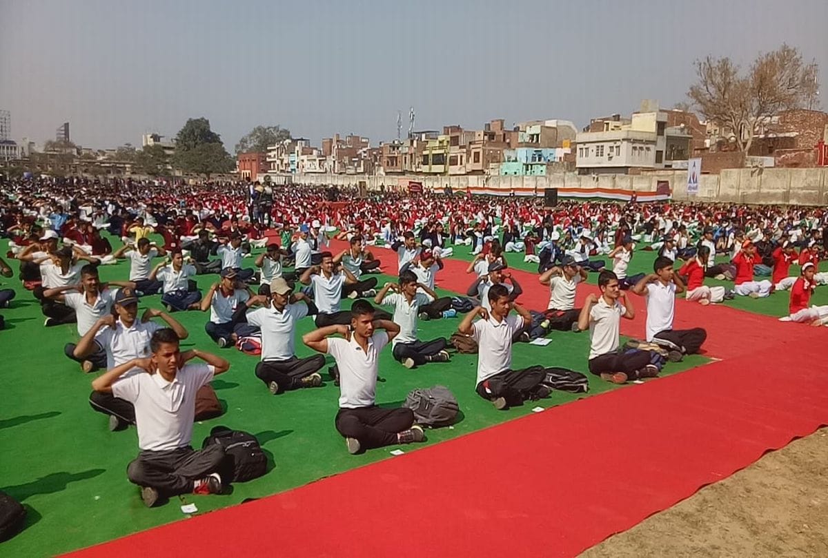 20 thousand youth did Surya Namaskar on Agra College ground