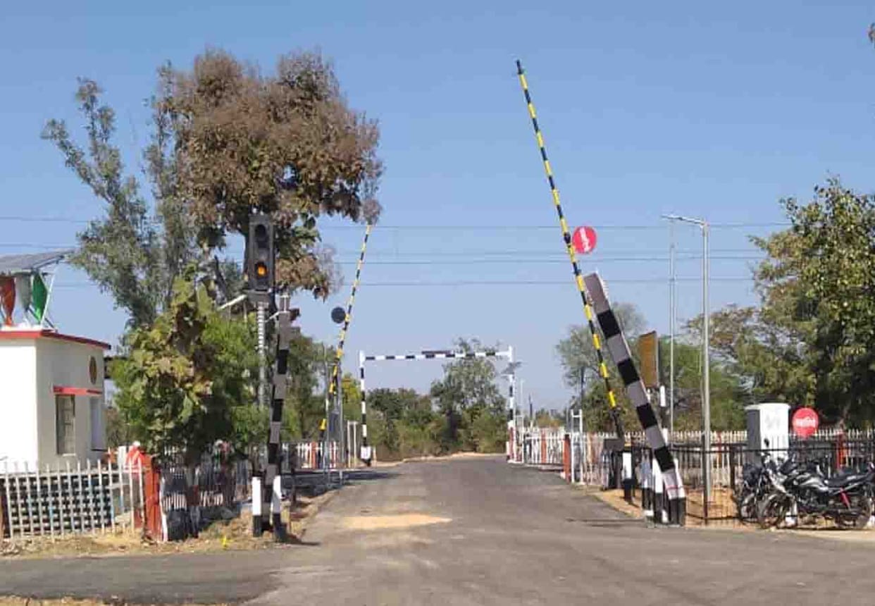 Truck driver arrested for breaking railway height gauge in chitrakoot
