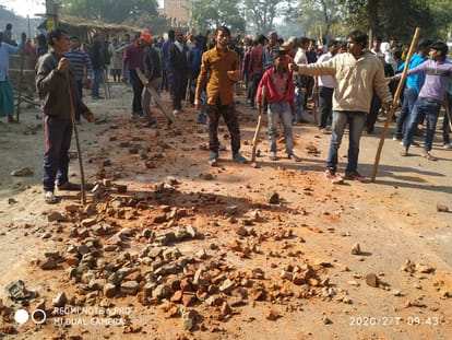 After  dispute in two villages about installation of statue, fighting and stone-pelting started