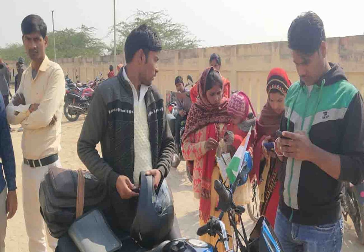 Bike riding miscreants looted the couple in auraiya