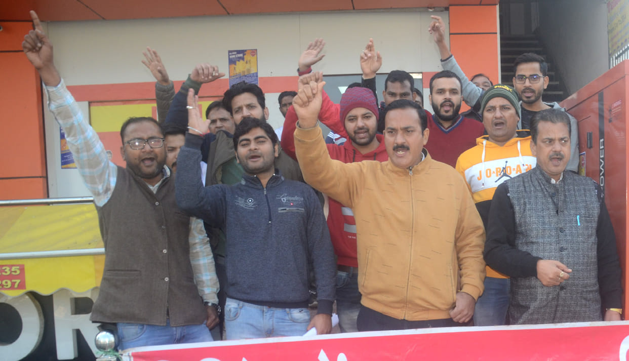 Business worth 200 crores affected by strike in banks