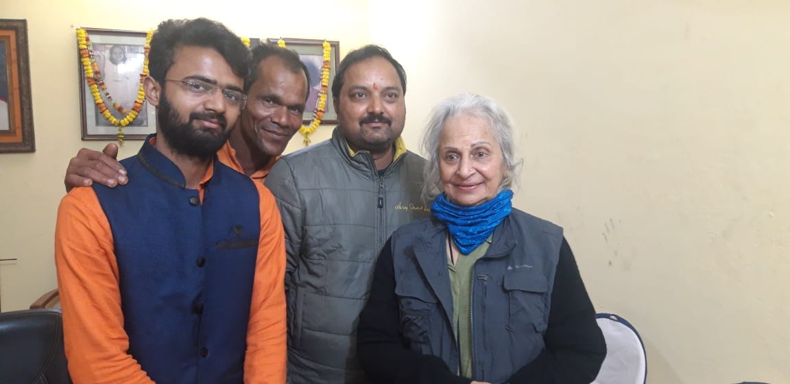 Famous actor Waheeda Rehman is seen immersed in the color of devotee in Ganga Aarti