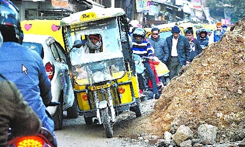 Half the road dug up in Shyamganj, mud spread on the rest .. Slipping vehicles