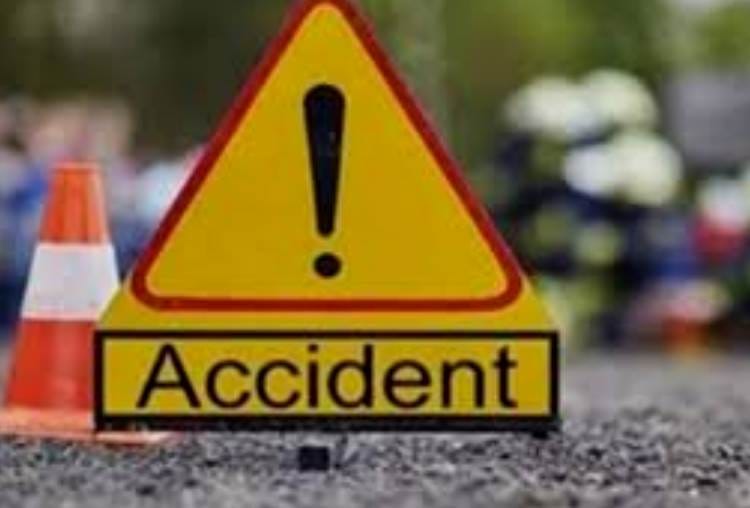 accident on agra-lucknow express way, couple injured