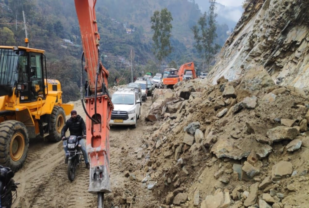 Mountain Collapse on Badrinath Highway, Debris fall on car and Houses Se  photos