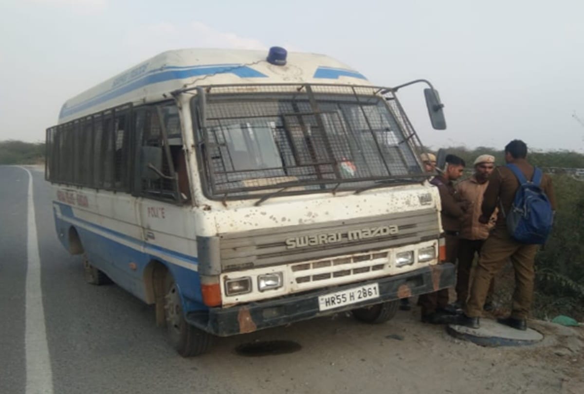 Gangster fire on Van and take out his partner in Faridabad
