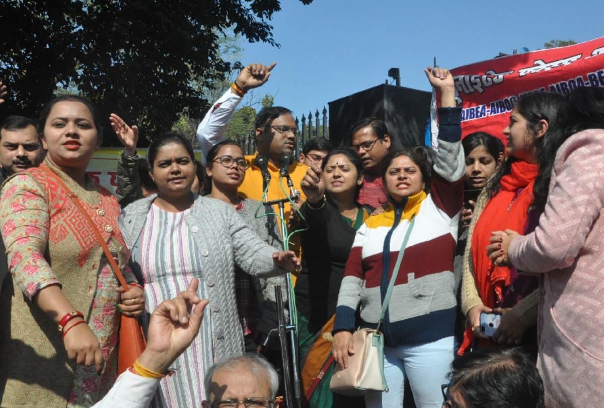 bank strike: 2500 crore transactions affected on the first day in lucknow