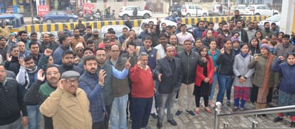 पीएनबी बैंक के बाहर प्रदर्शन करते बैंक कर्मचारी ।