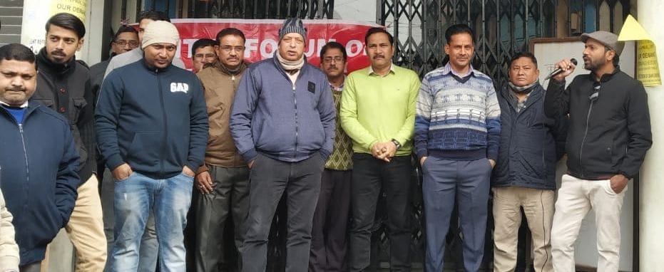 Bank workers on roads, turnover of 100 crores affected