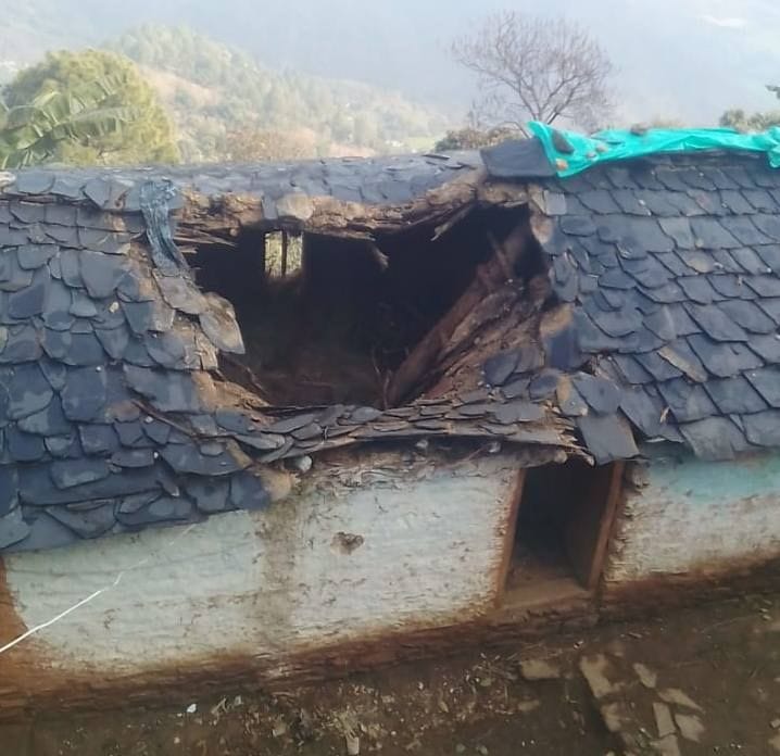 The roof of the house collapsed due to rain