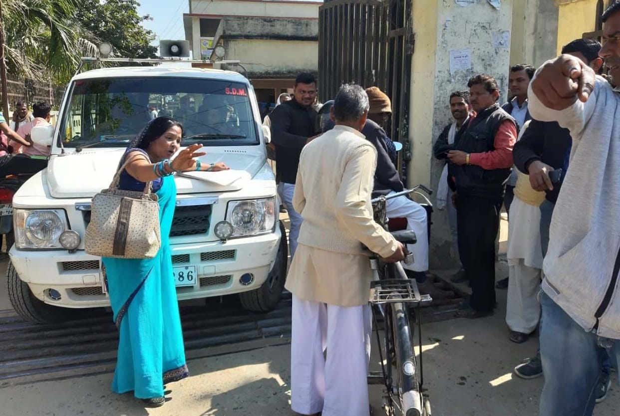An angry woman stopped the vehicle of SDM due to lack of way