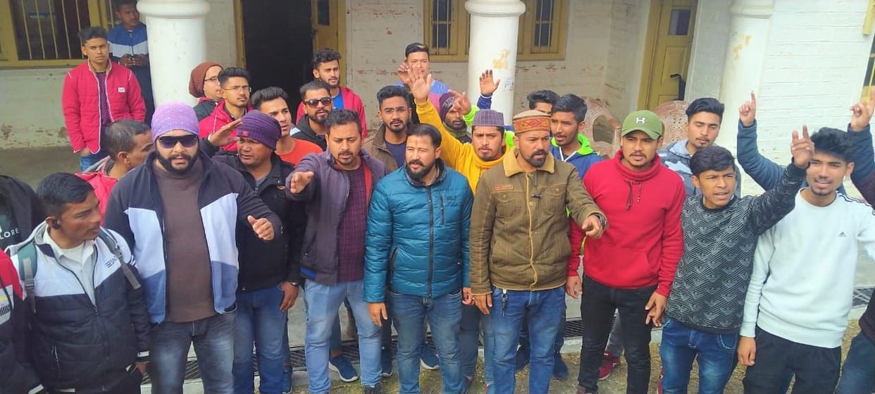 Angry youth congress locks locks in EO office due to not becoming Go Sadan