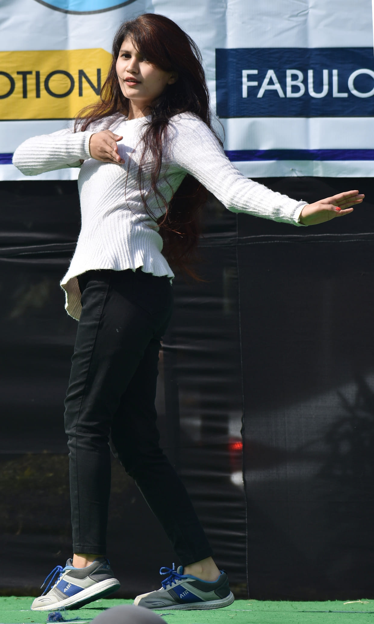 Advertisement made at the business fair, the mood is full of dance