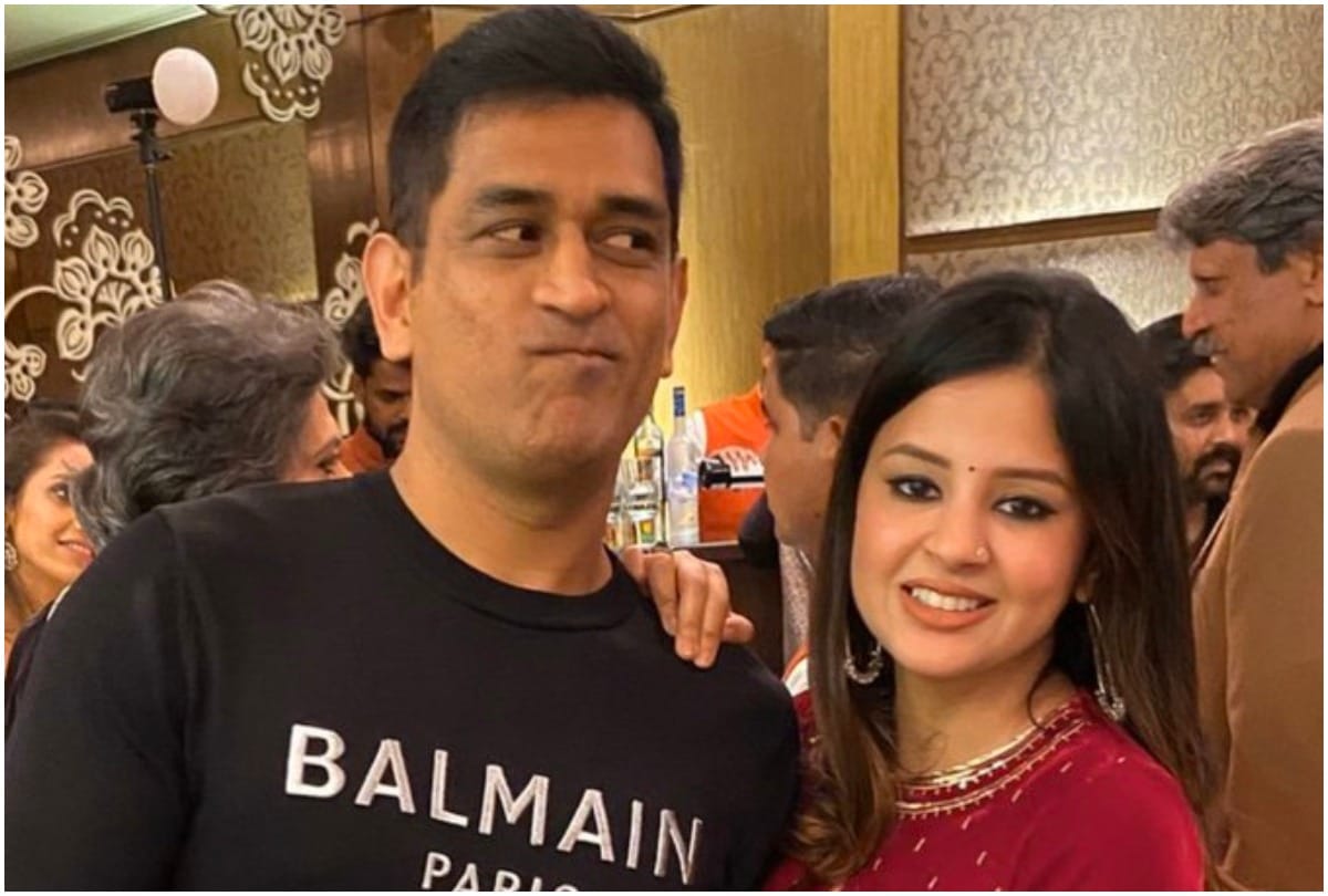 MS Dhoni retired Sakshi Dhoni writes emotional tribute said you must have held those tears to say goodbye