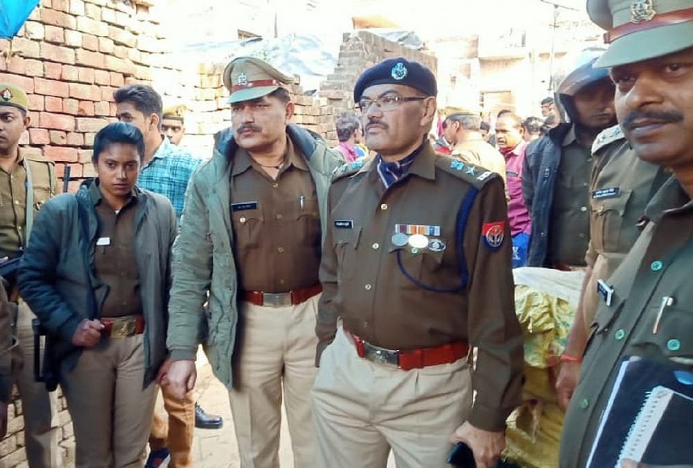 A man murdered his wife and take her head to police station in Barabanki.