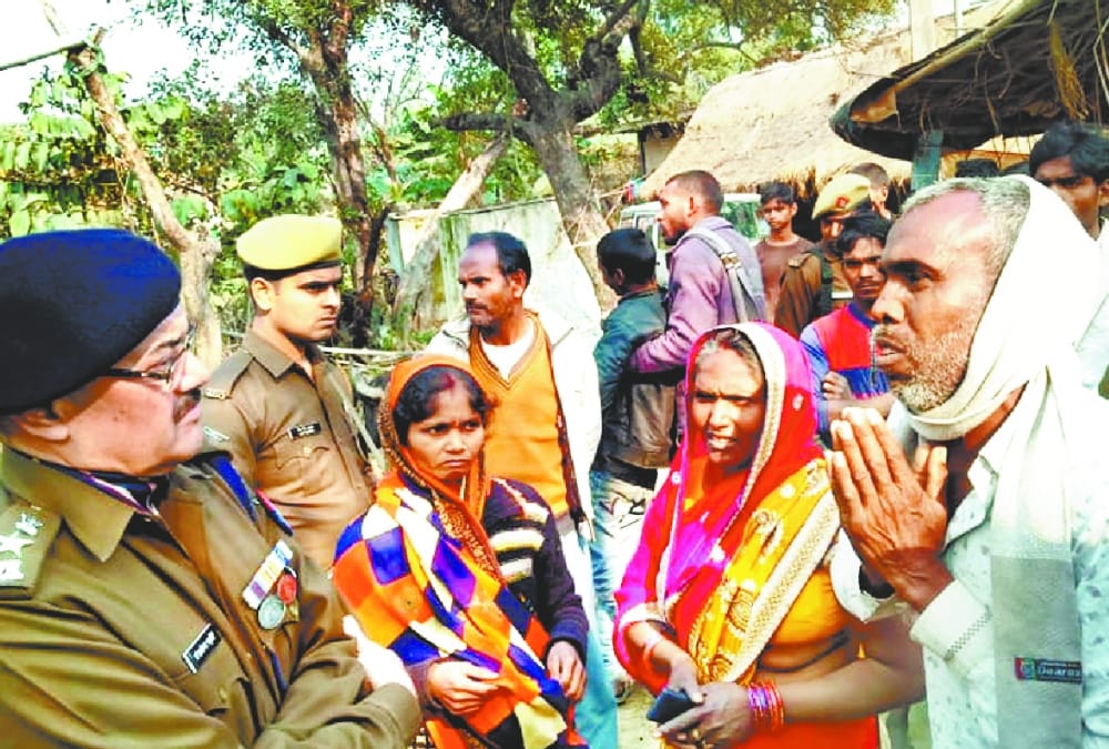 A man murdered his wife and take her head to police station in Barabanki.