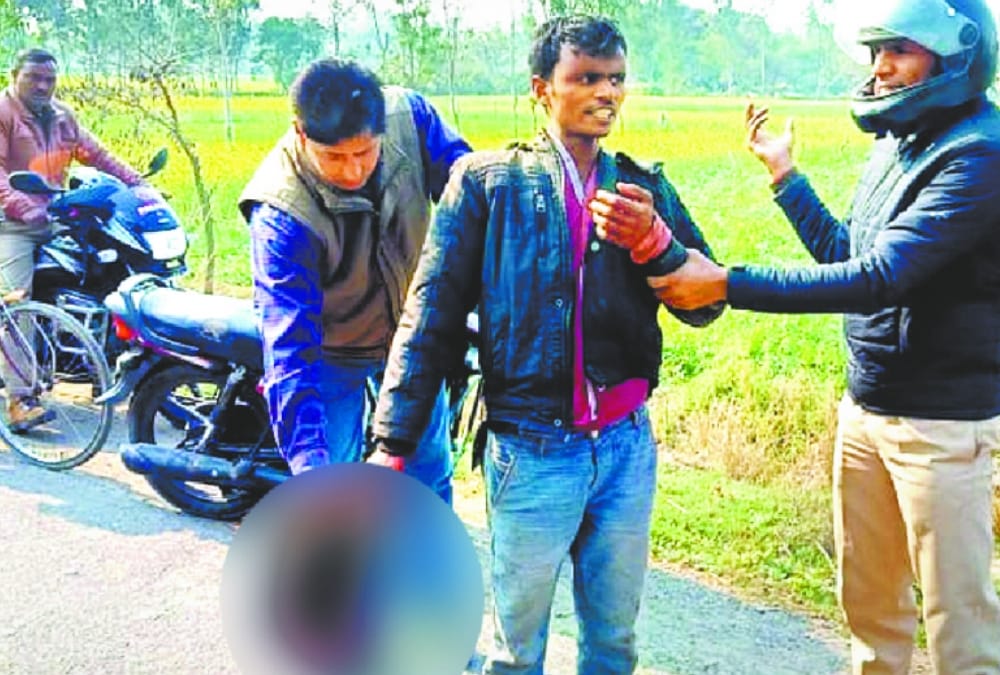 A man murdered his wife and take her head to police station in Barabanki.