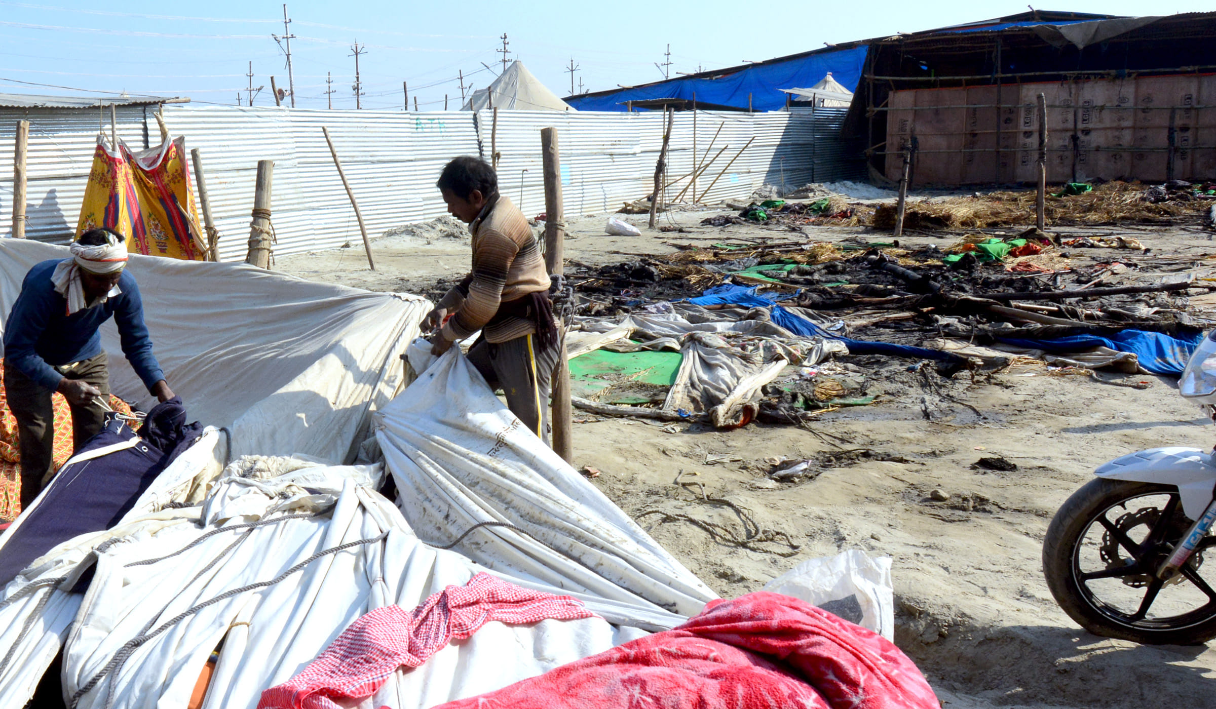 Fire in Swami Vasudevanand's camp at Magh fair, two tents ashes