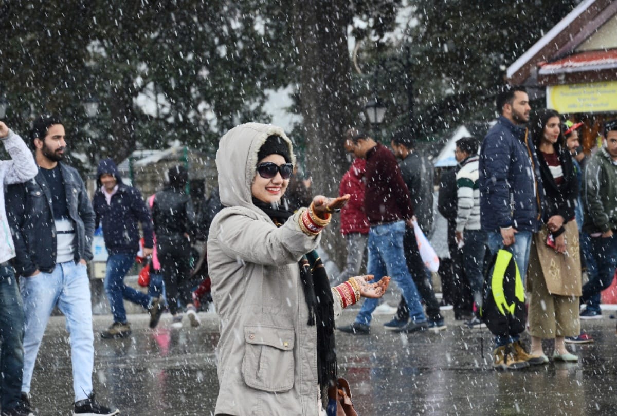 Snowfall again in Shimla, National Highway closed, people stuck in traffic jams on city roads