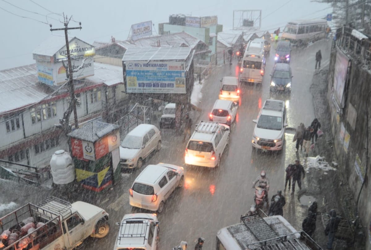 Snowfall again in Shimla, National Highway closed, people stuck in traffic jams on city roads