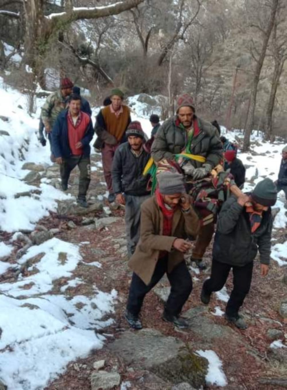 gopeshwar: villager walk 19 km on icy and stony path, bring patients hospital