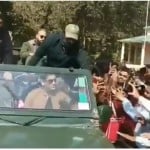 फैंस से घिरे धोनी