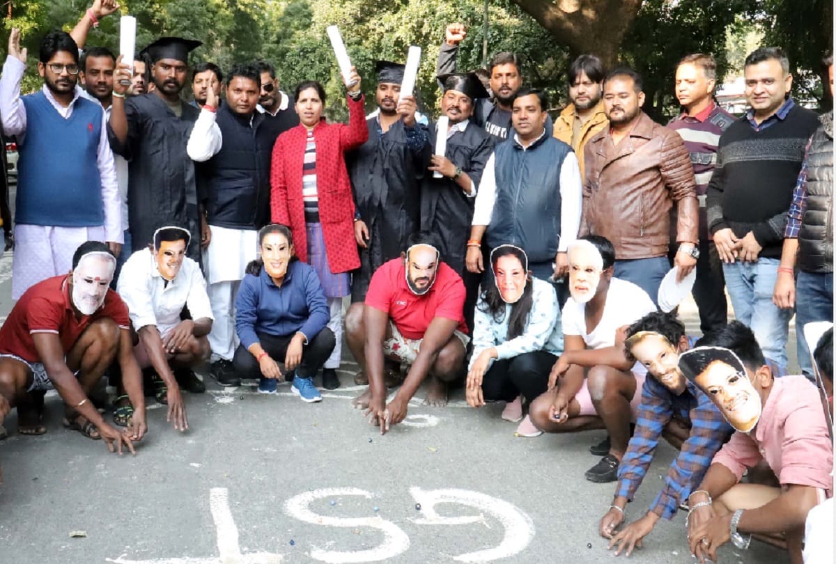 Congress workers protest against budget by playing marbles in Delhi