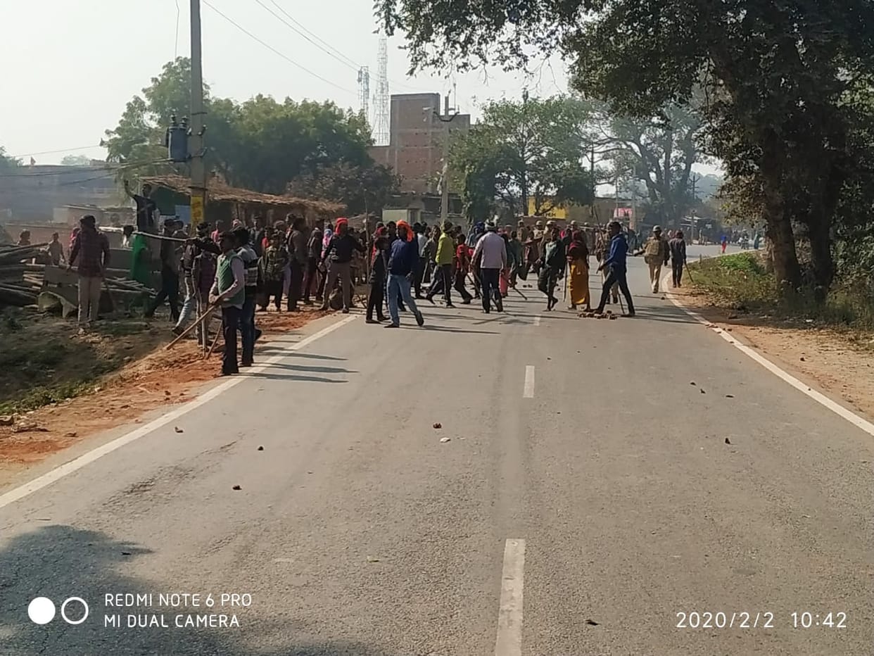 Reconstruction, stone pelting and highway jam between two villages in Ghazipur
