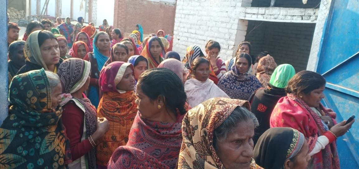 Demonstration, death of workers in factory due to breaking of tin shed