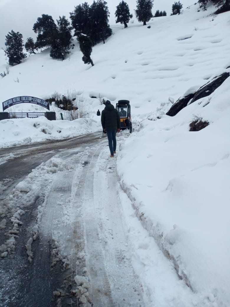 Munsiyari road is snowed, snow is also in the peaks of Pithoragarh