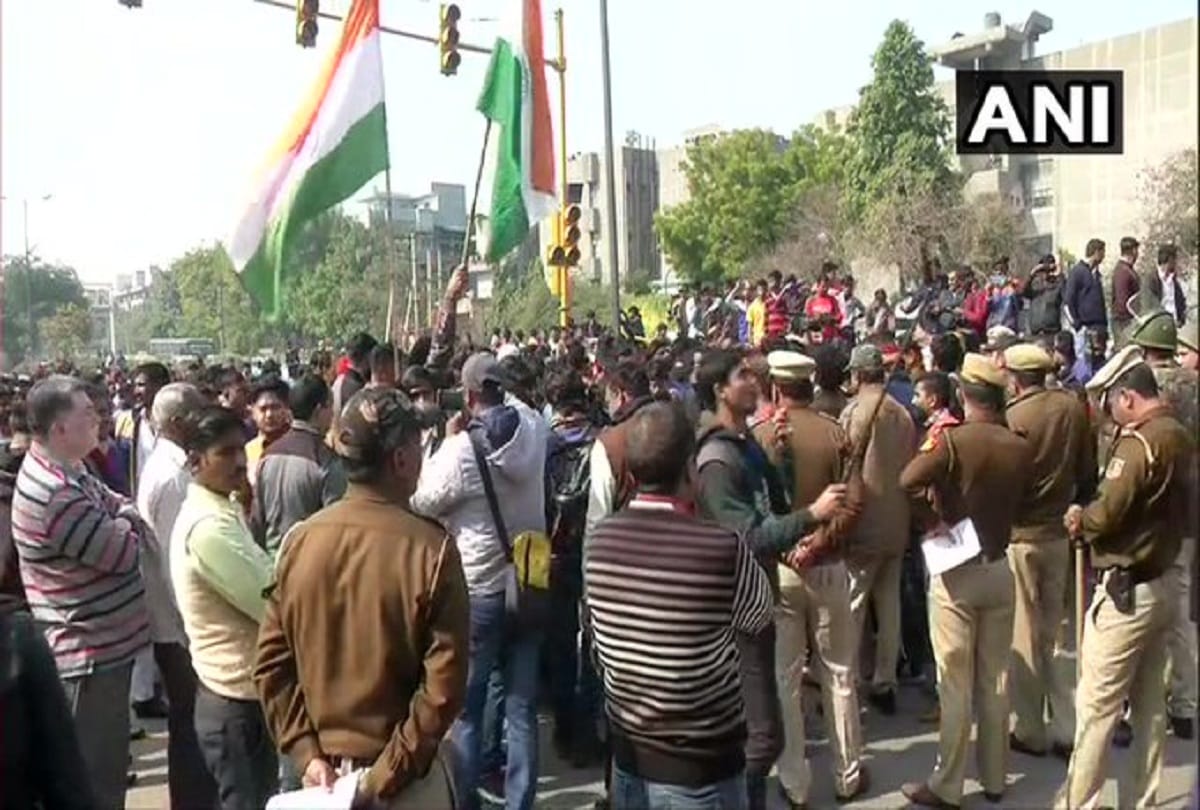Delhi: People hold protest against the women sit in protest against CAA in Shaheen Bagh area